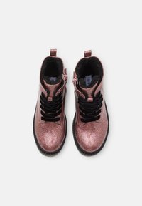 Stivaletti alla caviglia glitter rosa con lacci neri, punta rotonda e zip laterale. Fodera in pile e suola nera testurizzata per una migliore aderenza.