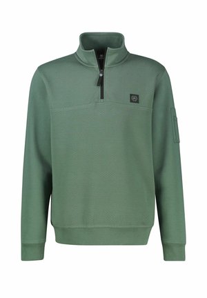 Grüner Langarm-Pullover mit Viertel-Reißverschluss, strukturiertem Vorderteil, hohem Kragen, Brust-Logo-Patch und kleiner Tasche am linken Ärmel.