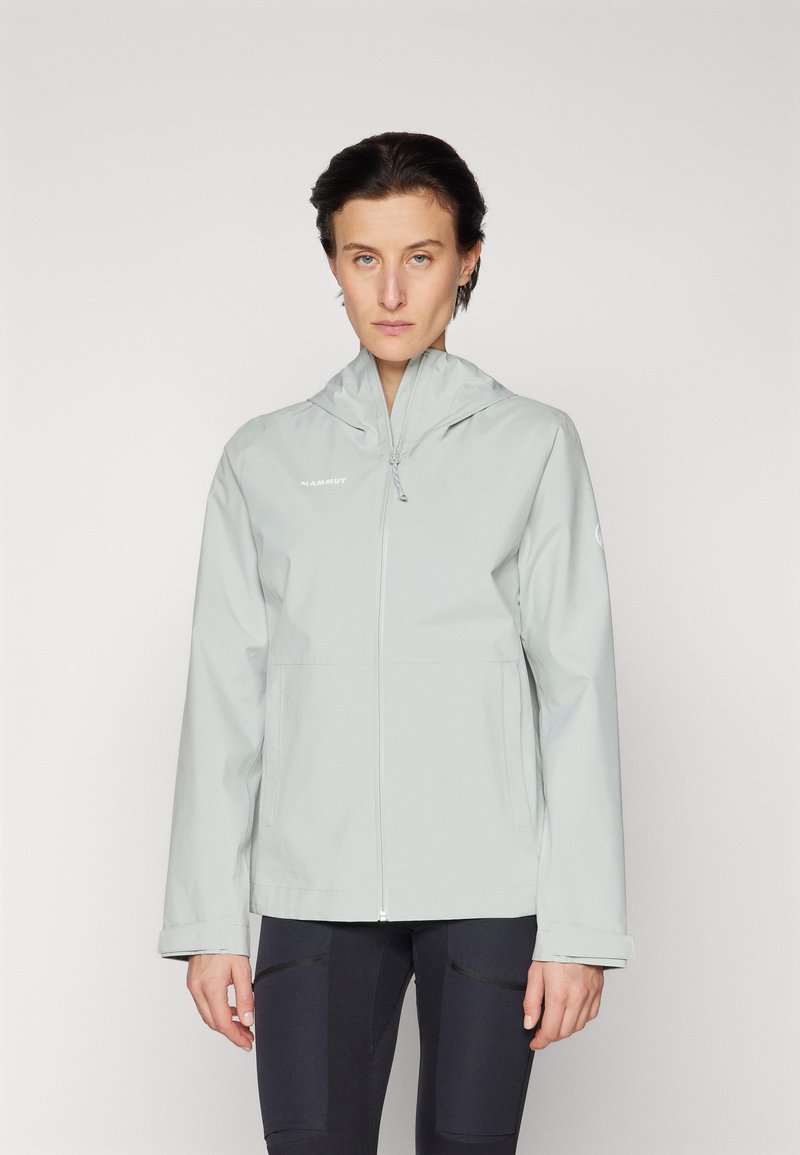 Helle graue wasserdichte Jacke mit Kapuze, Frontreißverschluss und zwei Seitentaschen. Ausgestattet mit einem schlichten Design und leicht strukturiertem Stoff.