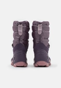 Bottes d'hiver violettes duveteuses avec une tige en textile doux, des accents de sangle et des semelles en caoutchouc robustes présentant un motif de grip rose.