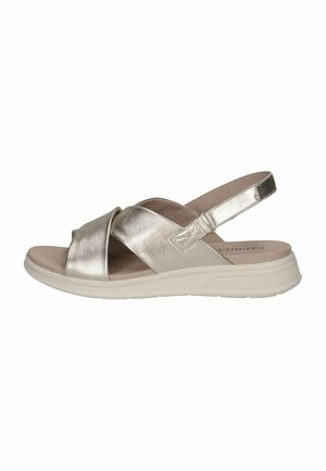 Sandales argent métallisé avec des brides croisées, design à bout ouvert et une semelle intermédiaire beige rembourrée. Elles disposent d'une bride arrière et d'une semelle extérieure texturée.