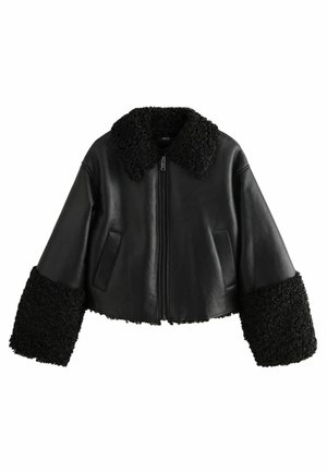 Veste en cuir noire avec col en polaire texturé et larges poignets en polaire, fermeture éclair à l'avant et deux poches latérales inclinées.