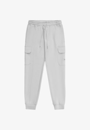 Lichtgrijze cargobroek van sweatstof met elastische tailleband, trekkoord, zijflappzakken en omgeslagen enkels.