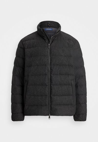 Puffer jacket in dark gray, featuring a high collar, zip closure, and horizontal quilted pattern. Made of textured fabric with side pockets.