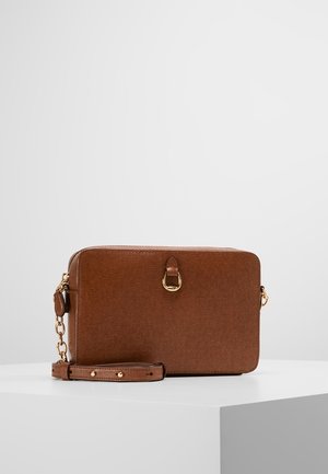 Prostokątna brązowa torba na ramię ze skóry z elementami w kolorze złotym oraz regulowanym paskiem, prezentowana na białej powierzchni na tle jednolitym.