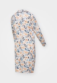 Nightgown con stampa floreale caratterizzato da maniche lunghe, tessuto leggero, fiori pesca e blu su sfondo bianco, con colletto abbottonato.