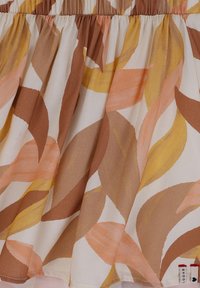 Stofrok met een bloemenpatroon in aardse tinten van oranje, bruin en geel, met een gestructureerd, vloeiend ontwerp en een verzamelde taille.