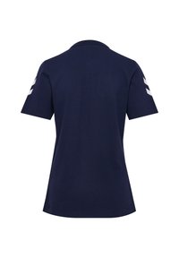 Marineblå kortærmet poloshirt med klassisk krave, der har hvide chevron-accenter på ærmerne og en glat tekstur.