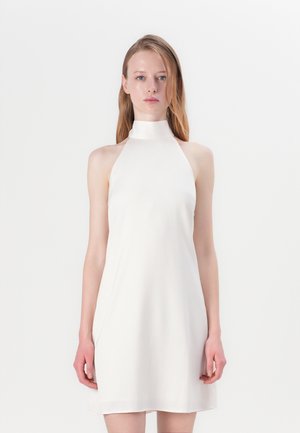 Kratka halter-neck, brezrokavna obleka iz belega blaga; gladka tekstura, A-linija, z visokim ovratnikom in dolžino do kolen. Minimalističen dizajn.
