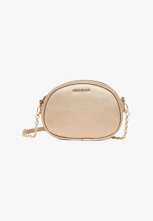 Kleine ovale gouden leren crossbodytas met kettingriem en het merk Carlo Colucci centraal op de voorkant.