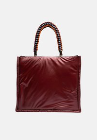 Bordeaux handtas met een glanzende, gladde textuur. Voorzien van een gevlochten, multicolor handvat en gestikte randen voor extra detail.
