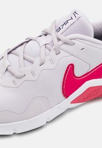 Nike Performance LEGEND ESSENTIAL  - Sapatilha de treino - venice/rush pink/white/blackened blue/mystic hibiscus