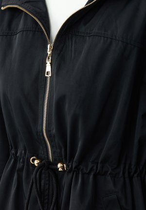 Zwarte zip-up jas met een gouden rits, cinched taille, verstelbare trekkoord en een gladde textuur. Bevat een capuchon en elastische manchetten.