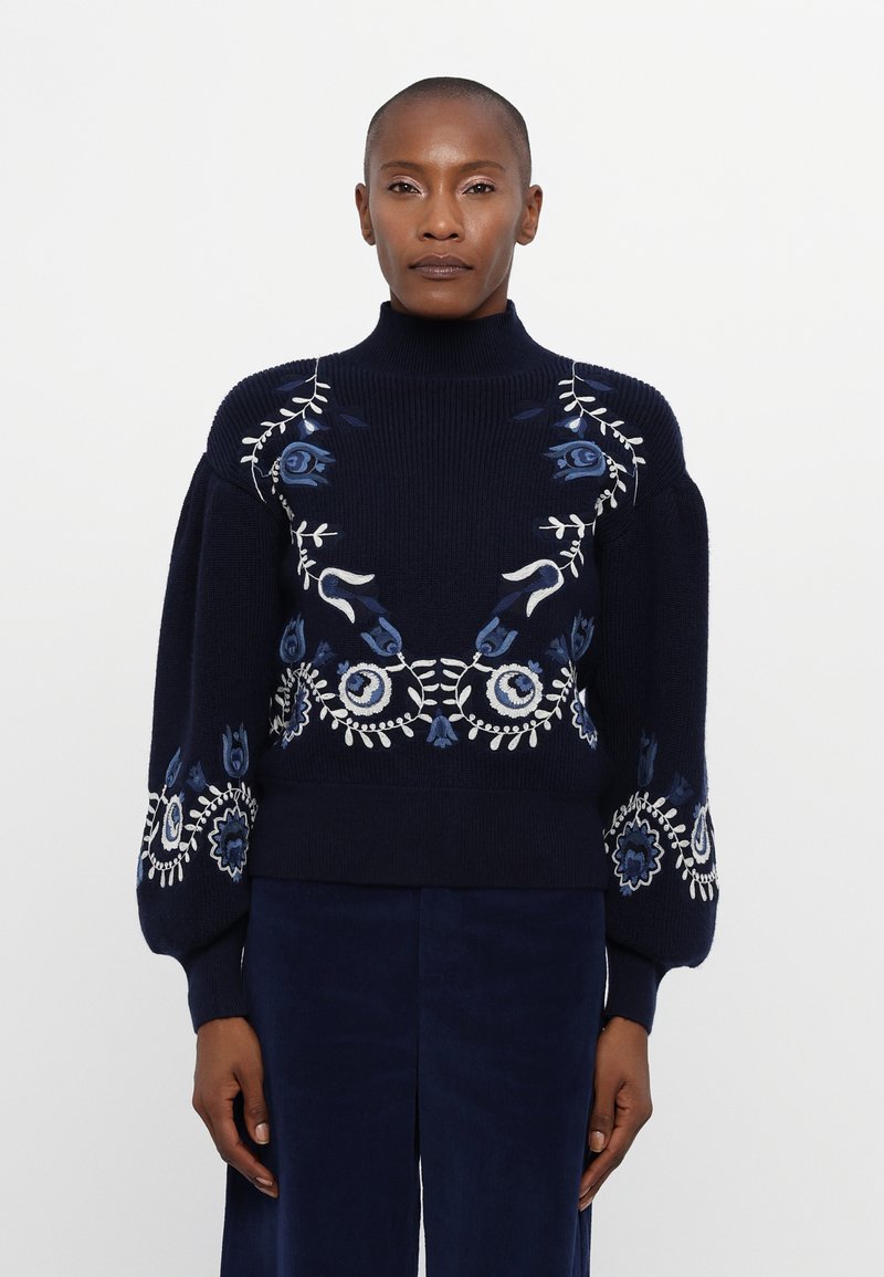 Sea - INGA EMBROIDERY HIGH NECK - Striktrøje - navy, Forstør