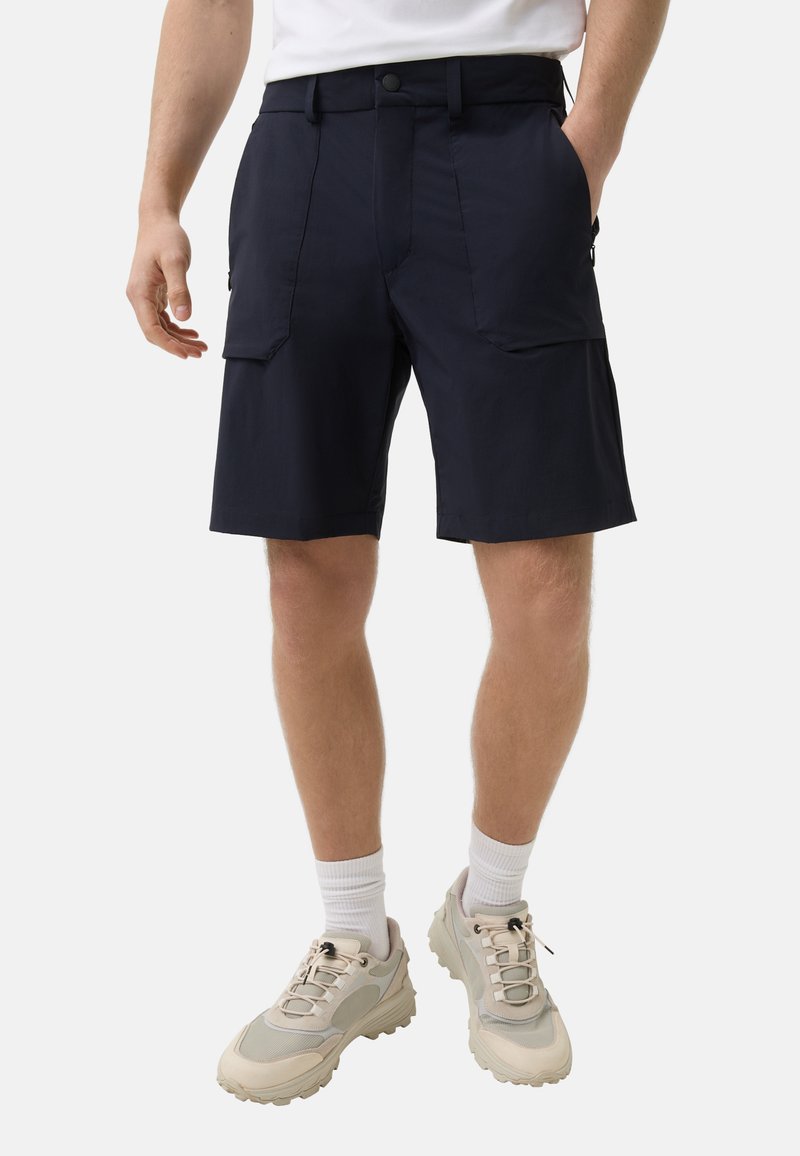Marineblaue Cargo-Shorts mit zwei Fronttaschen und zwei Seitentaschen. Hergestellt aus strapazierfähigem Stoff, mit Knopfverschluss und Gürtelschlaufen.