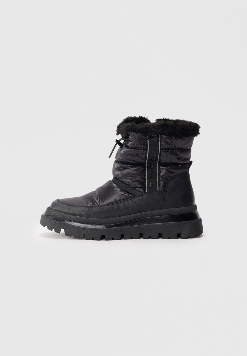 Zwarte enkelboot met een gevoerde bovenkant, faux fur kraag, gestructureerde rubberen zool en een zijrits, met een slank, modern ontwerp.