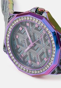 Buntes achteckiges Armband mit einem gemusterten Ziffernblatt, einem Metallgehäuse mit einem Strassbesatz und einem mehrfarbigen Band mit geometrischem Design.