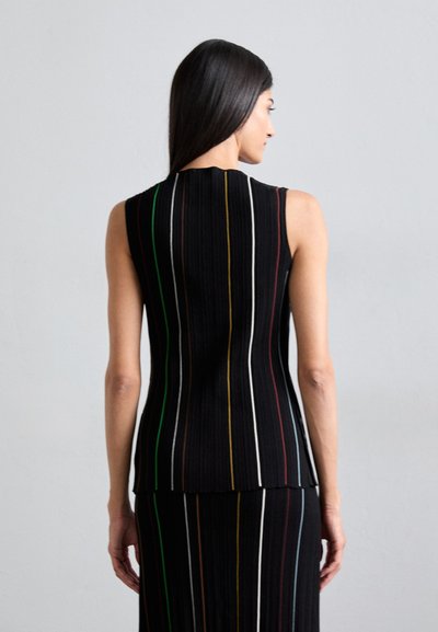 Must värviliste vertikaalsete ribadega must sleeveless top, millel on kõrge krae ja täpne lõige.