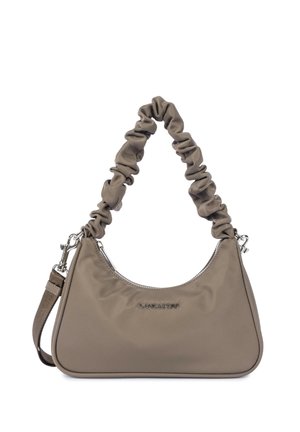 Petit sac à main taupe avec bandoulière froncée, fermeture éclair argentée et bandoulière amovible sur fond blanc.