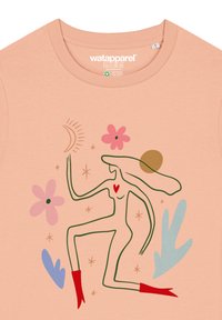 Pfirsichfarbene T-Shirt mit einer minimalistischen Linienzeichnung einer Figur mit einem Herzen, umgeben von Blumen und Sternen, in Grün, Rosa und Blau.