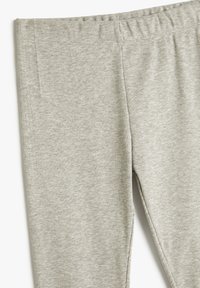 Hellegraue gerippte Leggings mit einem elastischen Bund, weichem Material und slim-fit Design. Keine sichtbaren Nähte oder Taschen.