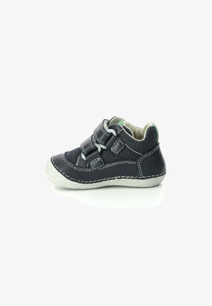 Zapato infantil de color azul marino, hecho de cuero, con doble correa de Velcro, suela de goma blanca y detalles de costura en contraste.
