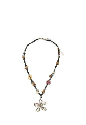 Collier en cordon noir avec de petites perles mélangées et un grand pendentif fleur à cinq pétales en argent au centre.