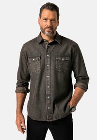 Heren donkergrijze denim shirt met twee borstzakken, knopen aan de voorkant en opgerolde mouwen. Heeft een zachte textuur en subtiele stikdetails.