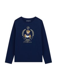 Maglietta a maniche lunghe blu navy con grafica di un orso in maglione, dettagli in alloro dorato e la scritta "Guess California" sotto il design.
