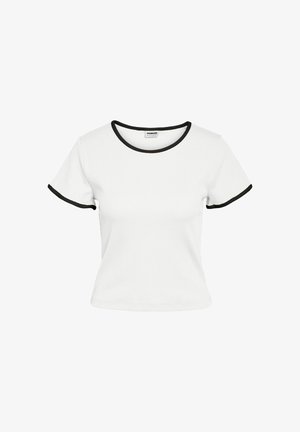 Hvit kortermet croppet t-skjorte med svarte kanter på krage og ermekanter, ribbet stofftekstur.