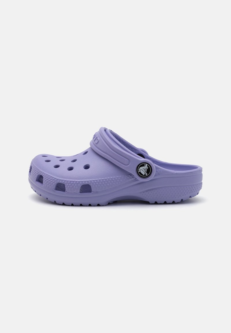 Sabot violet à enfiler avec des trous de ventilation, une semelle texturée et une bride de talon réglable avec un logo circulaire.
