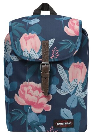 Mørkeblå rygsæk med pink blomsterprint, brun spænde-lukning, sort stofhåndtag og Eastpak-logo på nederste front.