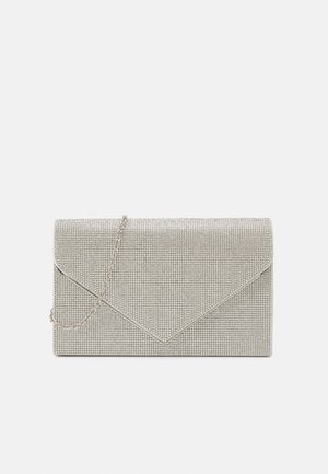 Sølvglitrende konvolutclutch med tynd sølvkæde på ensartet lyst baggrund.