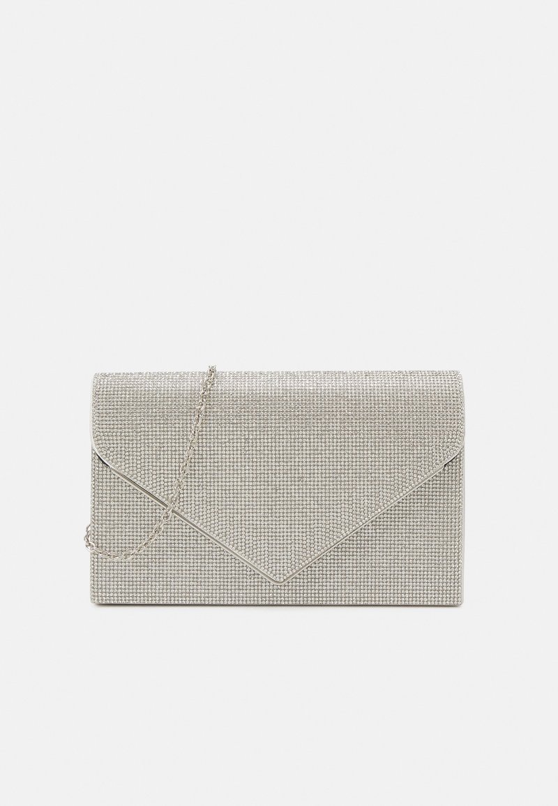 Pochette enveloppe argentée pailletée avec une fine chaîne argentée sur un fond uni clair.