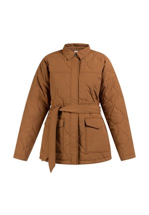 Brązowa kurtka pikowana z kołnierzem, przednim zamkiem błyskawicznym, bocznymi kieszeniami i paskiem wiązanym w talii, charakteryzująca się gładką teksturą materiału i minimalnymi szwami.