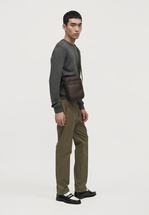 Pier One by Zalando, UNISEX - Sac bandoulière - dark brown