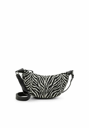 Zwart-witte zebraprint schoudertas met een gebogen vorm en verstelbare zwarte band naast de tas op een witte achtergrond opgerold.
