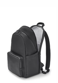 Fekete hátizsák sima anyagból, ezüstszínű béléssel ellátott főrekesszel, első cipzáros zsebbel és párnázott, állítható pántokkal.