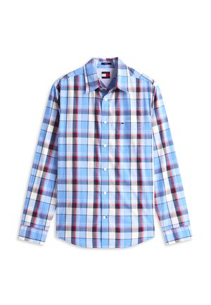 Langärmliges Hemd mit Knöpfen, blau-weiß-schwarz-rotem Karomuster und spitzem Kragen, flach auf einem weißen Hintergrund ausgelegt.