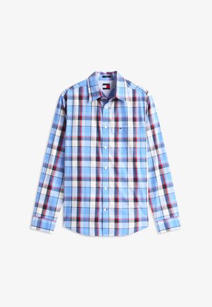 Pikkade varrukatega nööpidega särk sinise, valge, musta ja punase ruudulise mustriga, terava kraega, lameda kujuga valgel taustal.