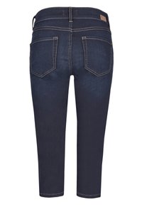 Tmavě modré denimové zkrácené džíny s úzkým pasem, pětipanelovým designem a kontrastním prošíváním na zadních kapsách.