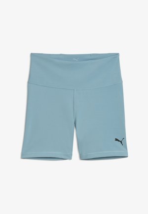Jasnoniebieskie sportowe krótkie spodenki z wysokim stanem z logo Puma na lewej dolnej nogawce, gładka tekstura i płaskie szwy.