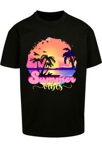 Zwart katoenen t-shirt met een kleurrijk zonsondergangontwerp met palmbomen en de tekst "Summer vibes" in roze en gele schrift.