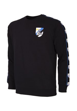 Zwarte sweatshirt met een ronde hals en lange mouwen. Bevat een embleem op de borst en een patroonrand in blauw en wit langs de mouwen.