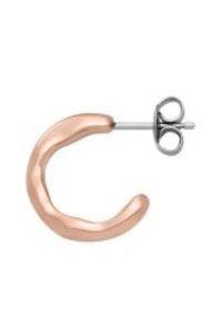 Roségouden creolen met een golvend, textuurontwerp, voorzien van een zilveren stekker en sluiting voor een veilige draagwijze.