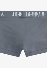 Grå boxershorts i blødt stof, med elastisk talje med "JORDAN" i hvide bogstaver og et lille logo på venstre front.