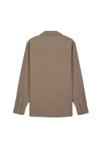 Chemise à manches longues, à col en tissu marron, avec des poignets boutonnés et une texture lisse. Le dos est uni avec un détail de yoke.
