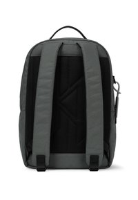 Rucsac din țesătură gri, cu un spate din plasă căptușită, bretele reglabile și un mâner de sus. Prezintă un design elegant și accente hardware durabile.