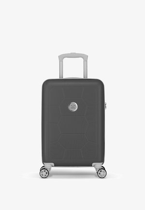 Harde koffer in donkergrijs met een geometrisch patroon, voorzien van een uittrekbare handgreep en vier draaibare wielen voor gemakkelijke mobiliteit.