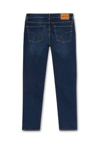 Jeans de mezclilla azul oscuro con corte recto, que cuentan con dos bolsillos traseros, costuras visibles y un parche de marca de cuero marrón en la cintura.
